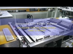Hoe werkt een automatische intercooler kernbouwmachine?