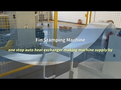 Hoe wordt de gebogen aluminium vin geproduceerd op een heen en weer bewegende vin-stempelmachine?