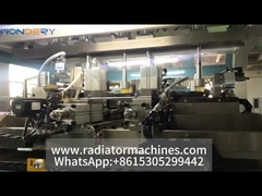 Een machine voor het krimpen van een radiator met een plastic tank wordt getest